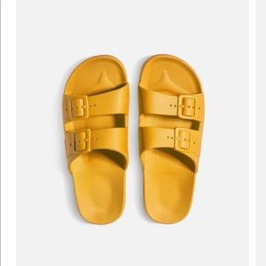 NWT Freedom Moses Yellow Slides in EU Size 9/10